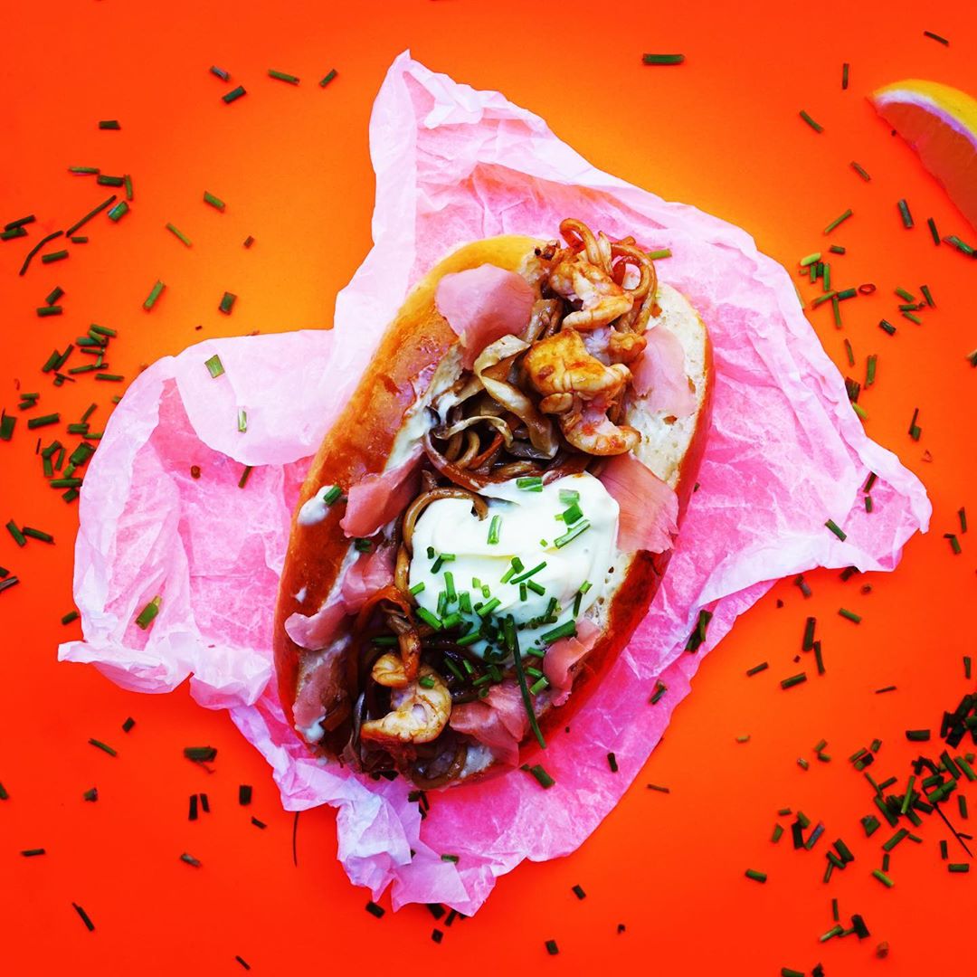 Toca da Raposa. Neste bar também há comida, e quase tão louca quanto os cocktails