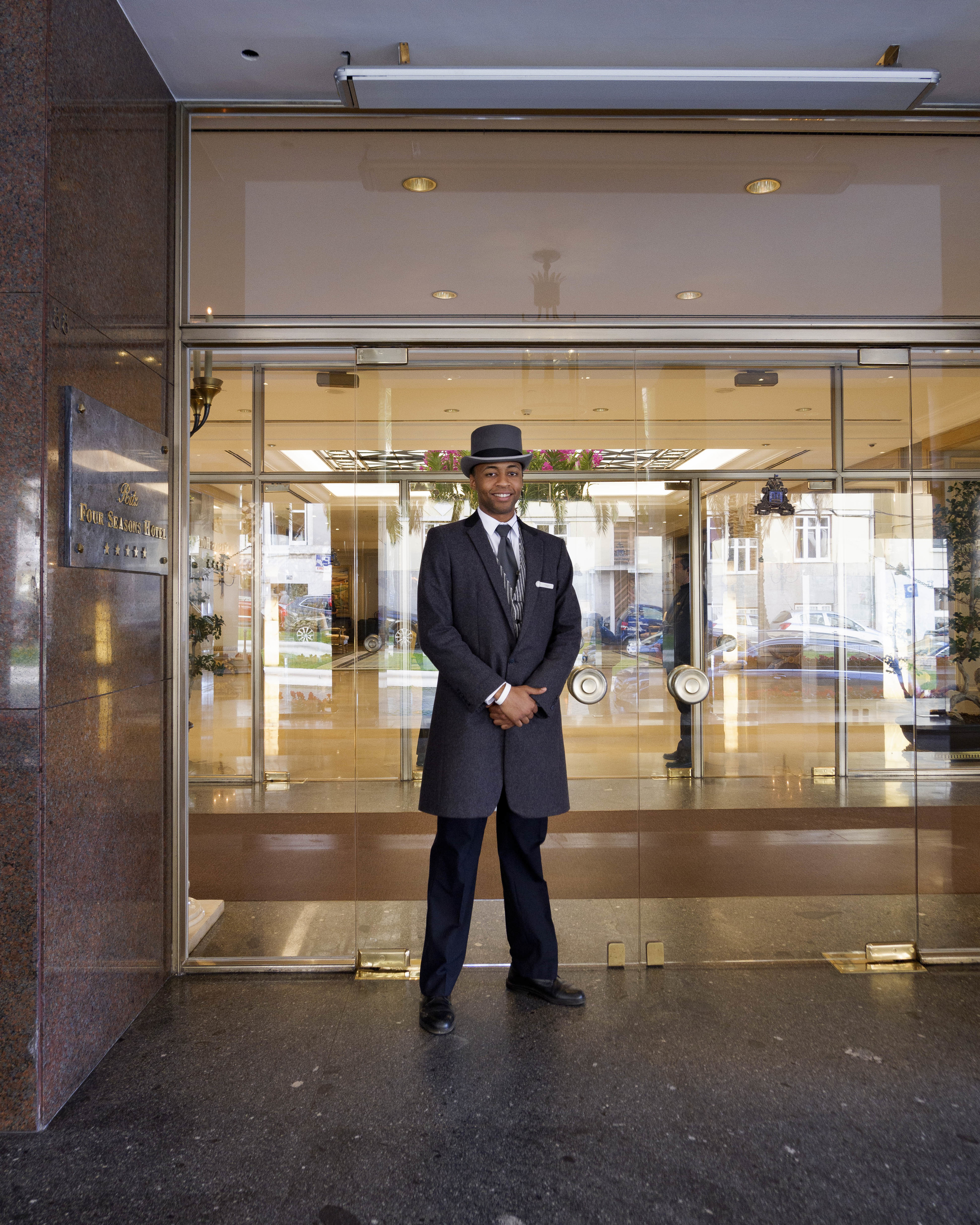 Não são ricos, não são famosos. Os retratos dos anónimos que trabalham no Hotel Ritz em Lisboa