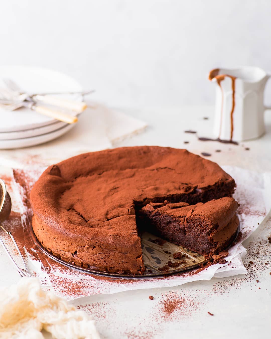 Chocolate é sempre uma boa escolha. Este bolo faz-se com apenas 6 ingredientes — e é delicioso