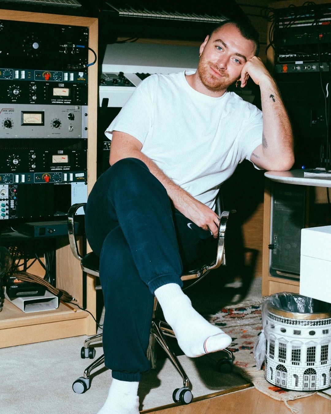 Sam Smith assume-se sem género e surpreende no look