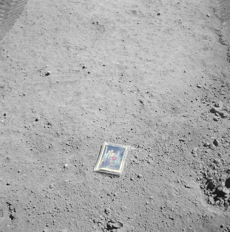 Sabia que deixámos plástico na lua? 9 objetos que ficaram para trás