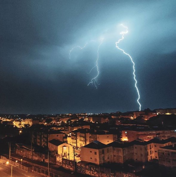 As fotos mais incríveis da trovoada desta madrugada que parecia que ia destruir Lisboa