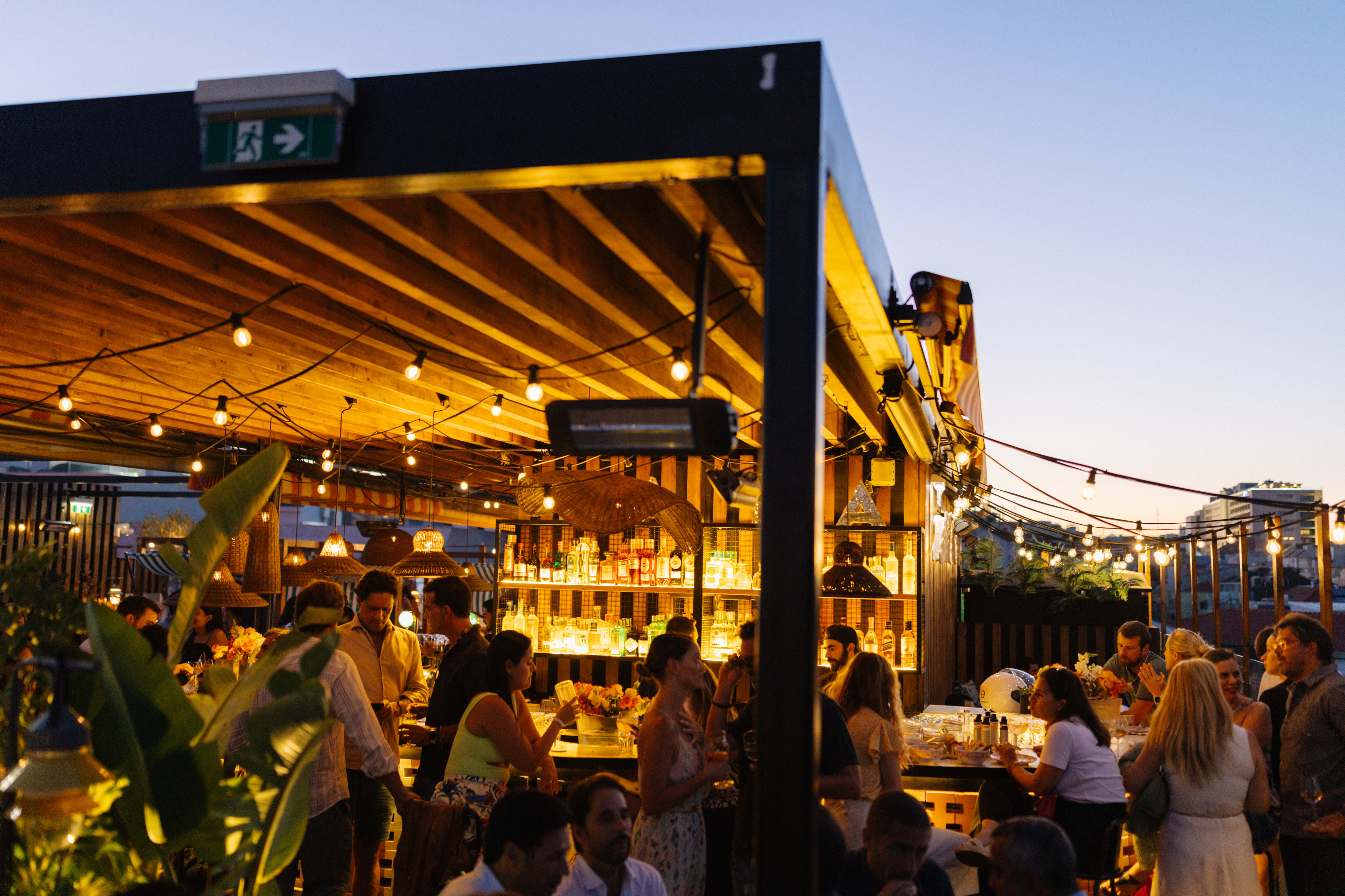 Mama Hot Summer. Este rooftop promete sunsets, música ao vivo, cocktails e sabores picantes