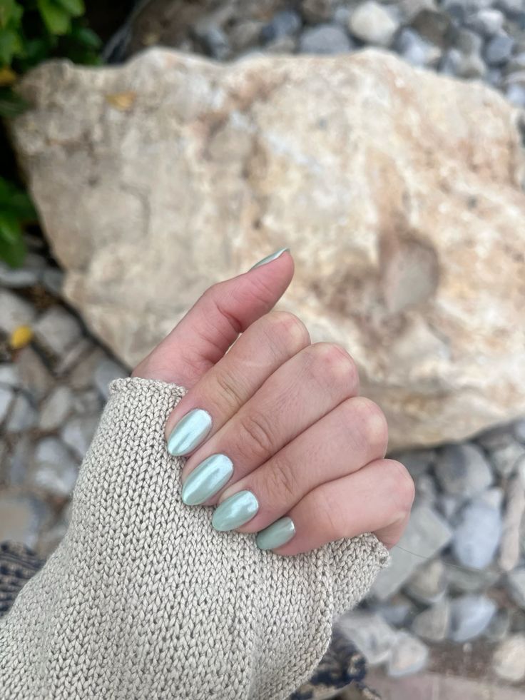 Unhas azuis-esverdeadas vão ser a sensação do verão. 10 vernizes para conseguir este efeito trendy