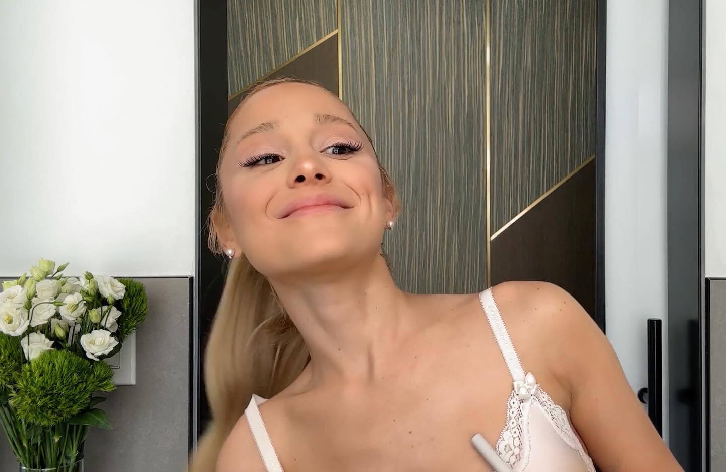 Ariana Grande revela que recorreu ao botox até aos 25 anos. “Fiz uma tonelada de preenchimento labial”