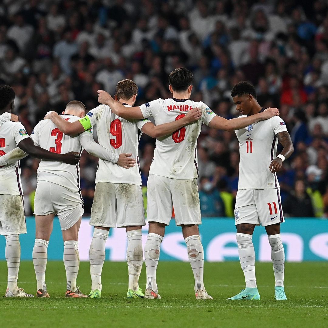 Jogadores da Inglaterra são alvo de  insultos racistas após falhar penáltis na final do Euro