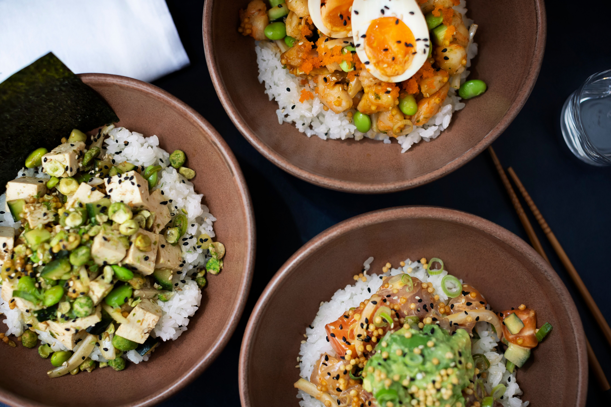 Big Fish Poke Bar. Quando o peixe com arroz numa taça ganha um toque de chef