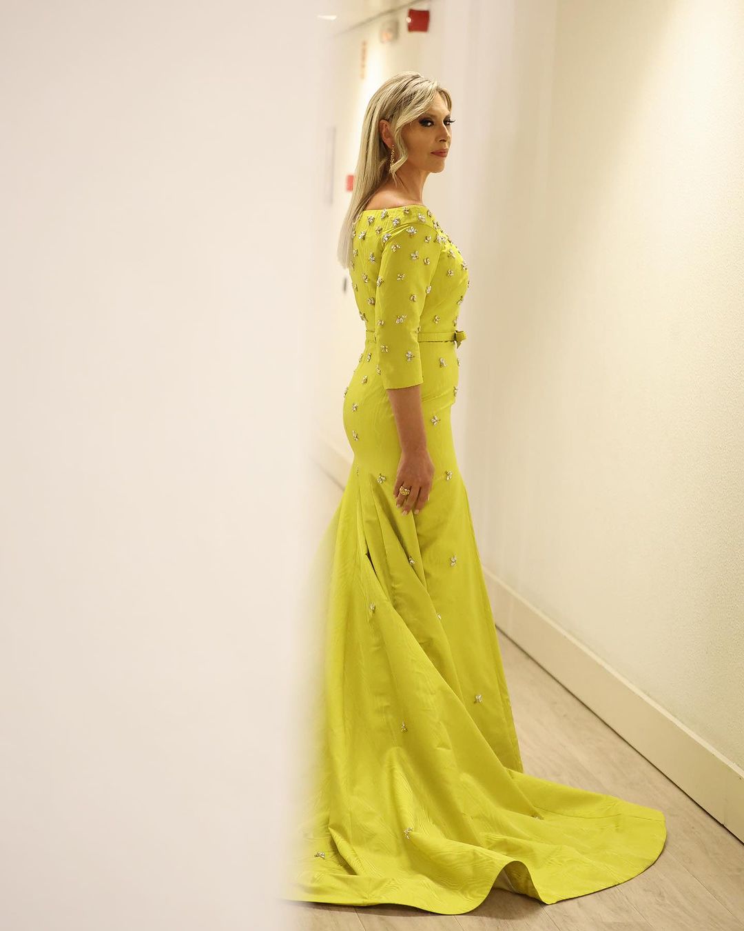 Bela e amarela. Clara de Sousa deslumbra com vestido garrido (e bem brilhante) nos Globos de Ouro