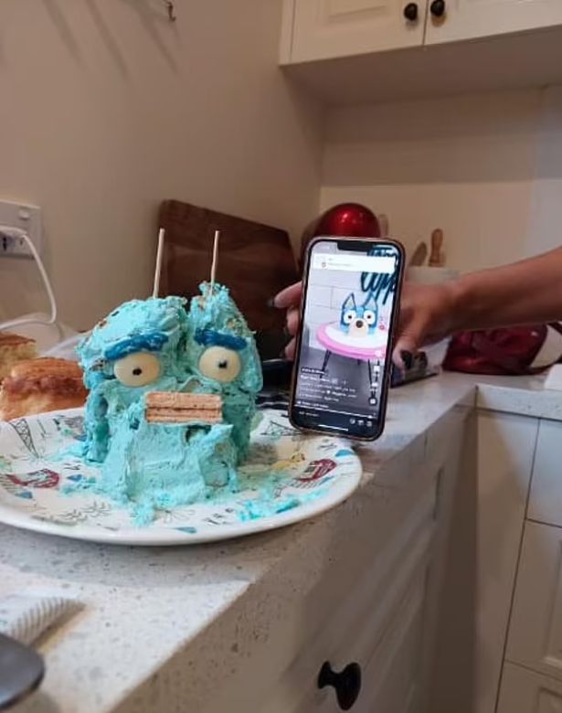 Esta mulher tentou recriar bolo de aniversário do TikTok, mas acabou com uma “abominação” — e a Internet adorou