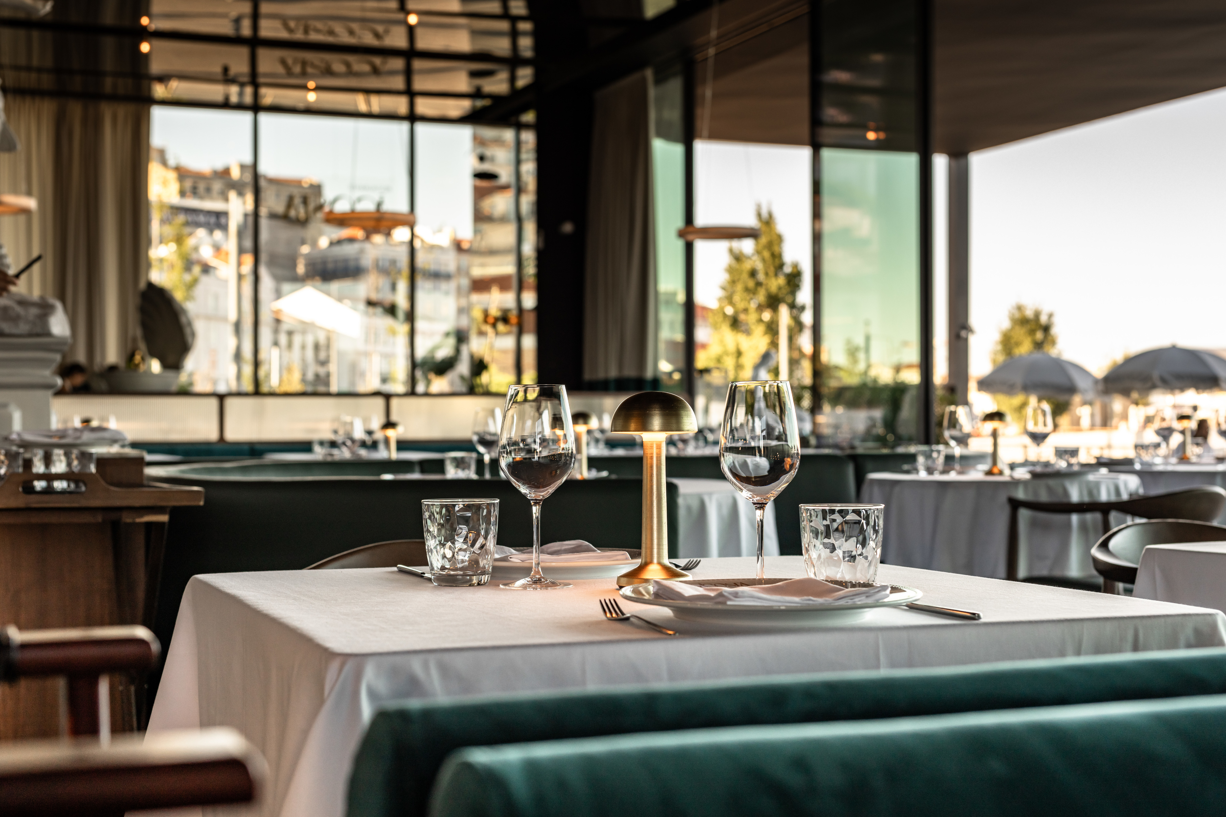 Os sabores clássicos deste famoso restaurante algarvio viajam até ao ÀCosta. Saiba quanto custa o menu