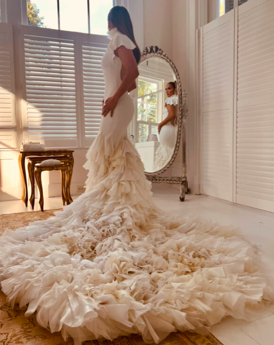 Já há fotos do segundo casamento de JLo e Ben Affleck — e a noiva usou três vestidos