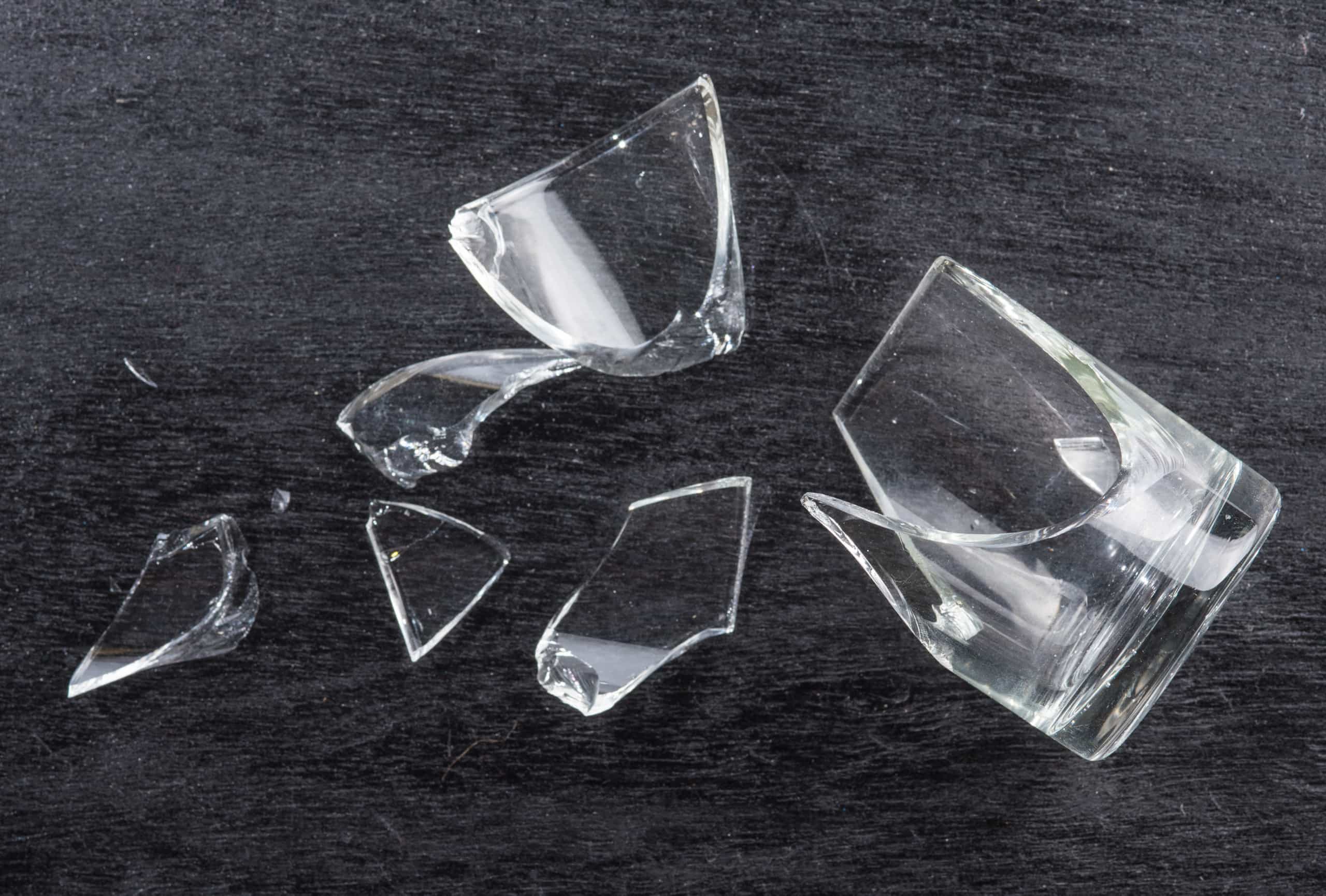 Почему посуда разбита. Разбитый стакан. Стакан битое стекло. Разбитый стакан для детей. Разбитый граненый стакан.