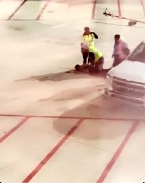 Pânico a bordo. Passageiro abre saída de emergência do avião e salta para a pista de aterragem. Veja o vídeo