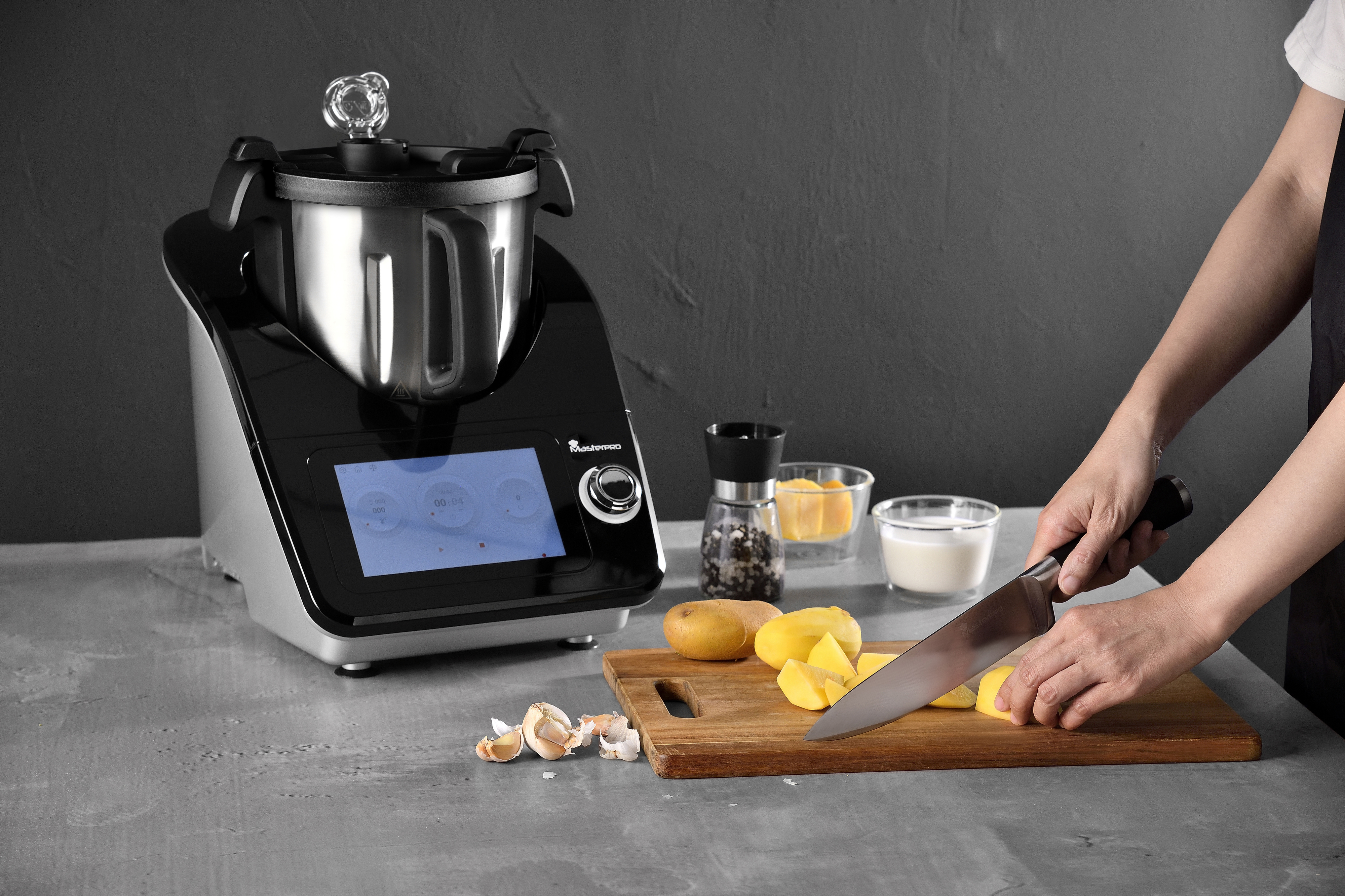 Este novo robot de cozinha é o grande concorrente da Bimby e é 1000€ mais barato. Conheça o aparelho