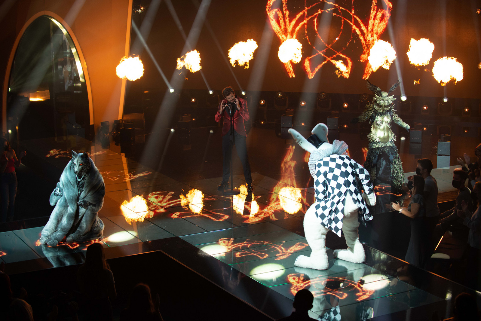 “A Máscara”. Concorrentes antigos a “encher chouriços” e nenhuma máscara revelada