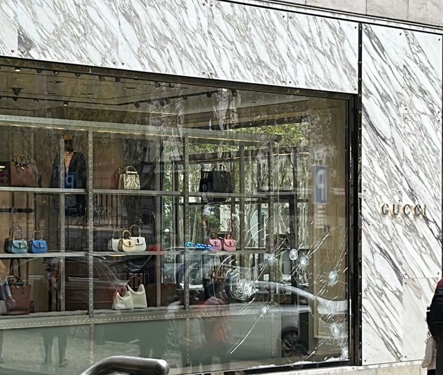 Mais um dia, mais um protesto. Ativistas do Climáximo partem montra da Gucci na Avenida da Liberdade