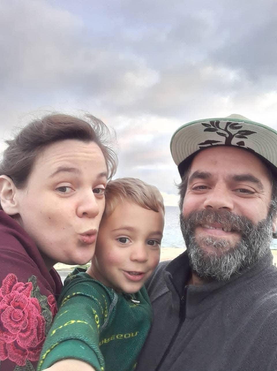 Antigo campeão nacional de bodyboard desaparece na Tailândia. Família faz apelo desesperado