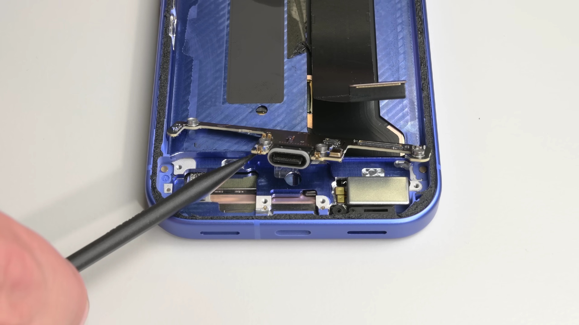 Google Pixel 10 é mais resistente e sustentável, mas ainda dá “dores de cabeça” na reparação