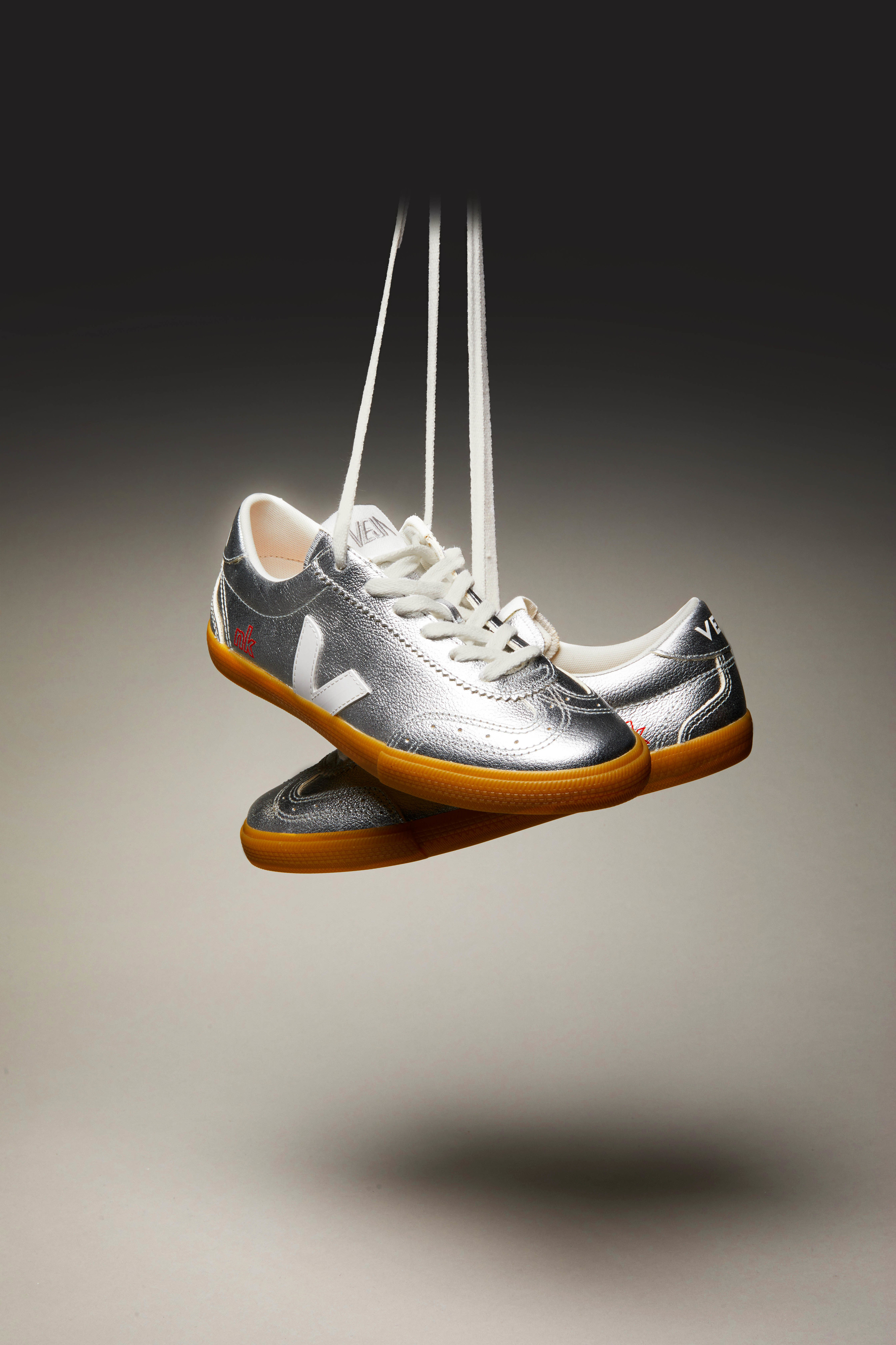 Os novos VEJA prateados fazem os looks mais simples brilharem. Saiba quanto custam