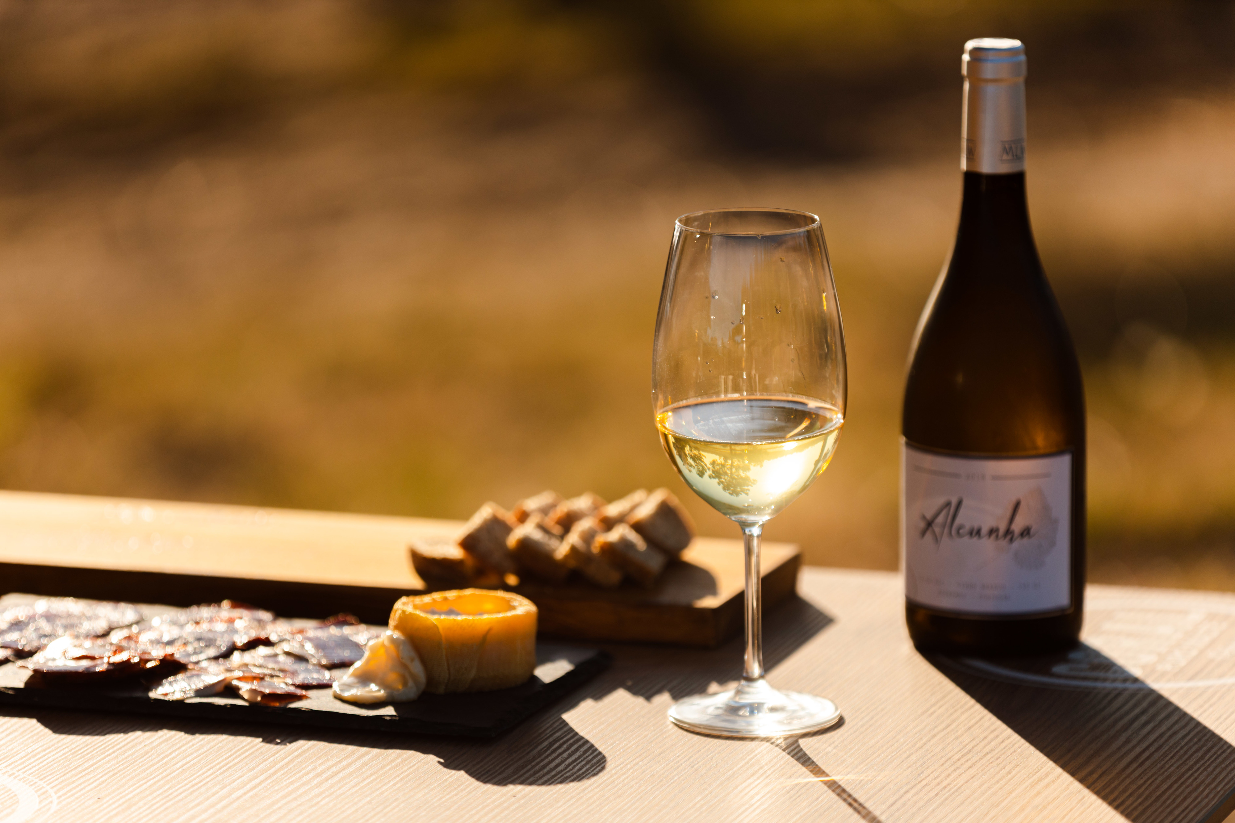 Vinho, nachos, açaí e fado ao piano: a combinação improvável do novo bar da Comporta