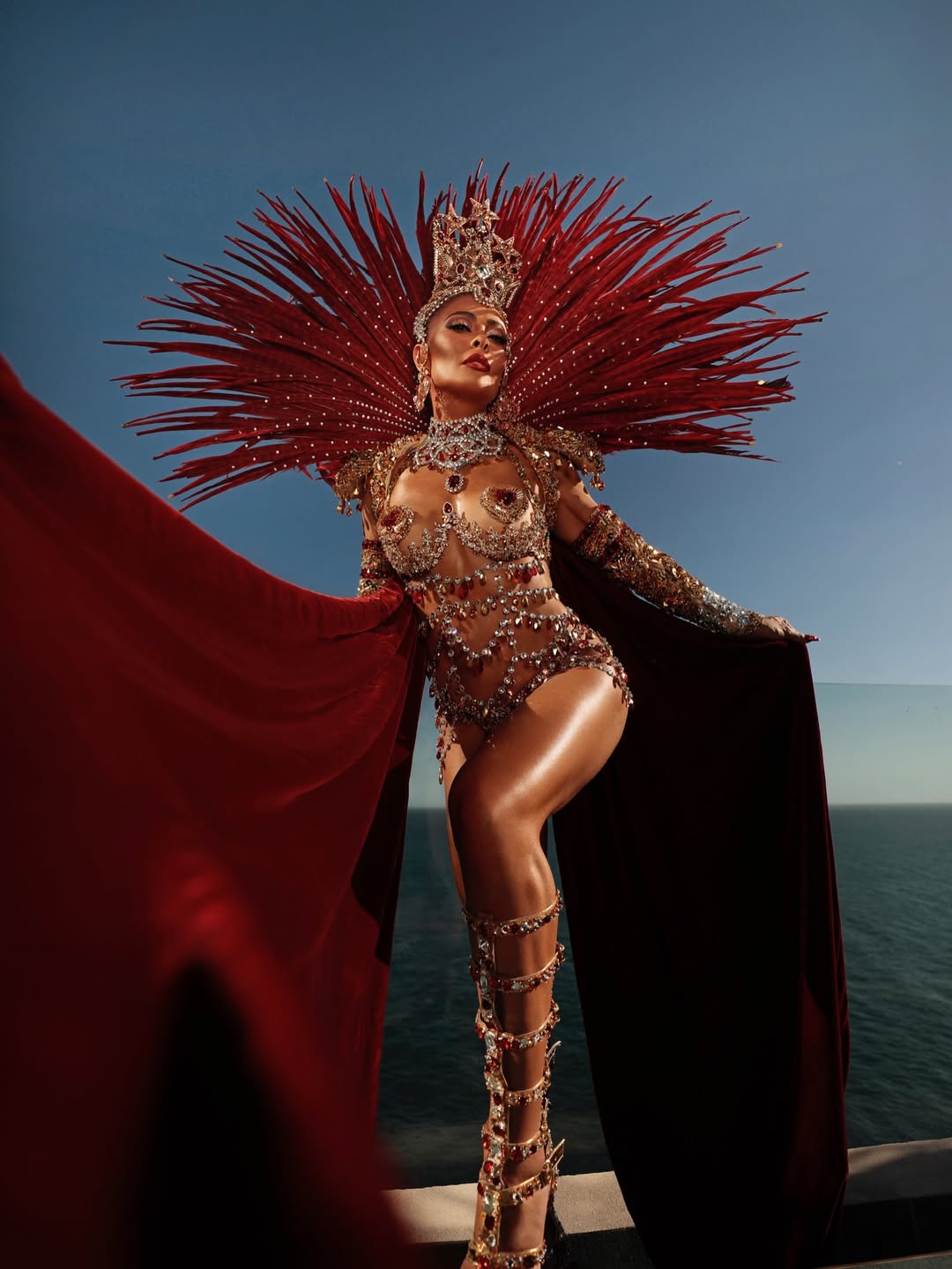 Juliana Paes liderou a Viradouro, a escola vencedora do Carnaval do Rio. Veja as fotos do look inacreditável