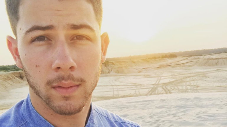 Nick Jonas perdeu os abdominais e ganhou barriga — mas as fãs gostaram