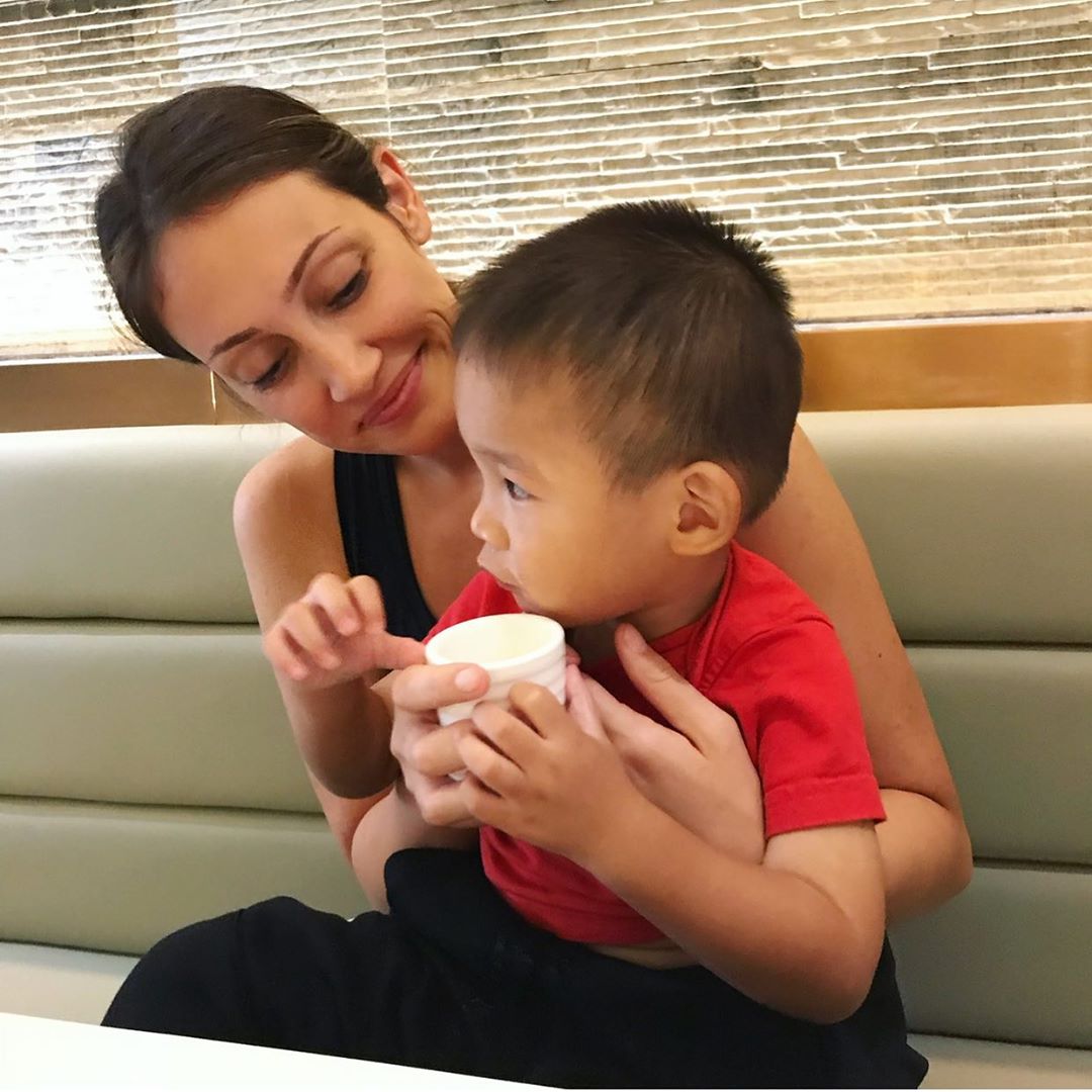 Youtuber adota filho autista da China, faz vídeos com ele durante 3 anos e depois entrega-o a outra família