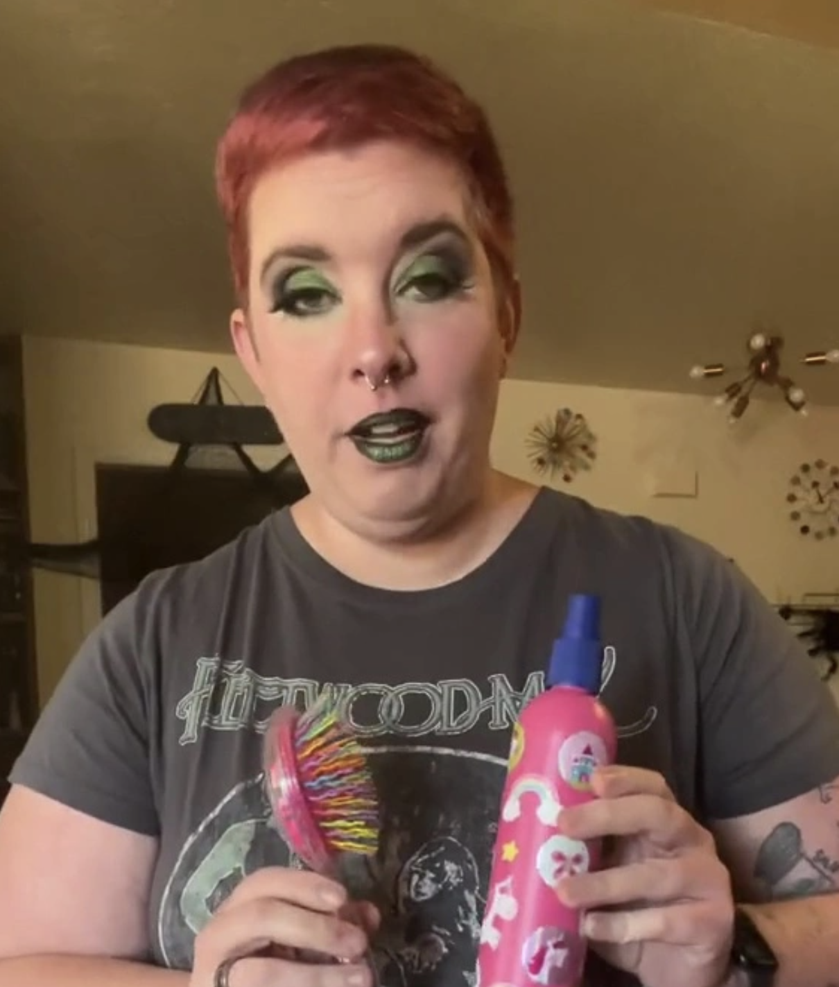 Mãe cortou o cabelo à filha porque não queria estar a penteá-lo todos os dias. Foi arrasada