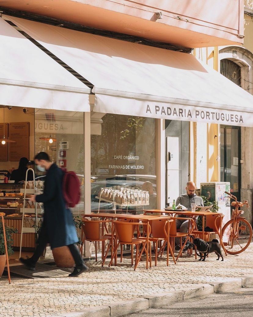 Quem é que escolhe as músicas que passam n’A Padaria Portuguesa? Fomos descobrir