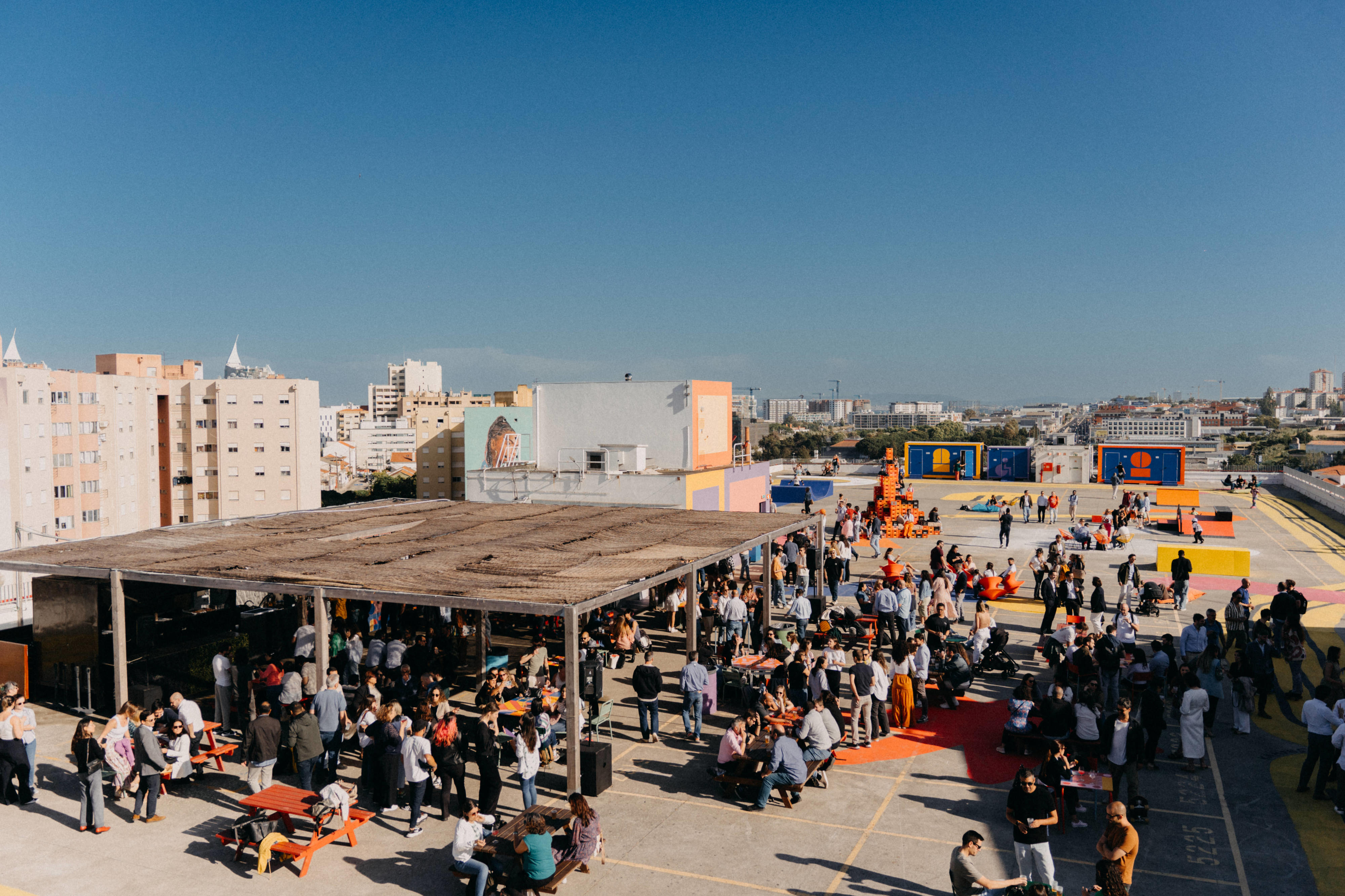Desde cinema ao ar livre a experiências gastronómicas, as noites de julho são no rooftop do IDB Lisbon