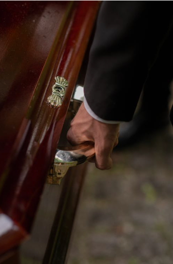 Mulher é pedida em casamento depois do velório da mãe (que não aprovava a relação da filha)