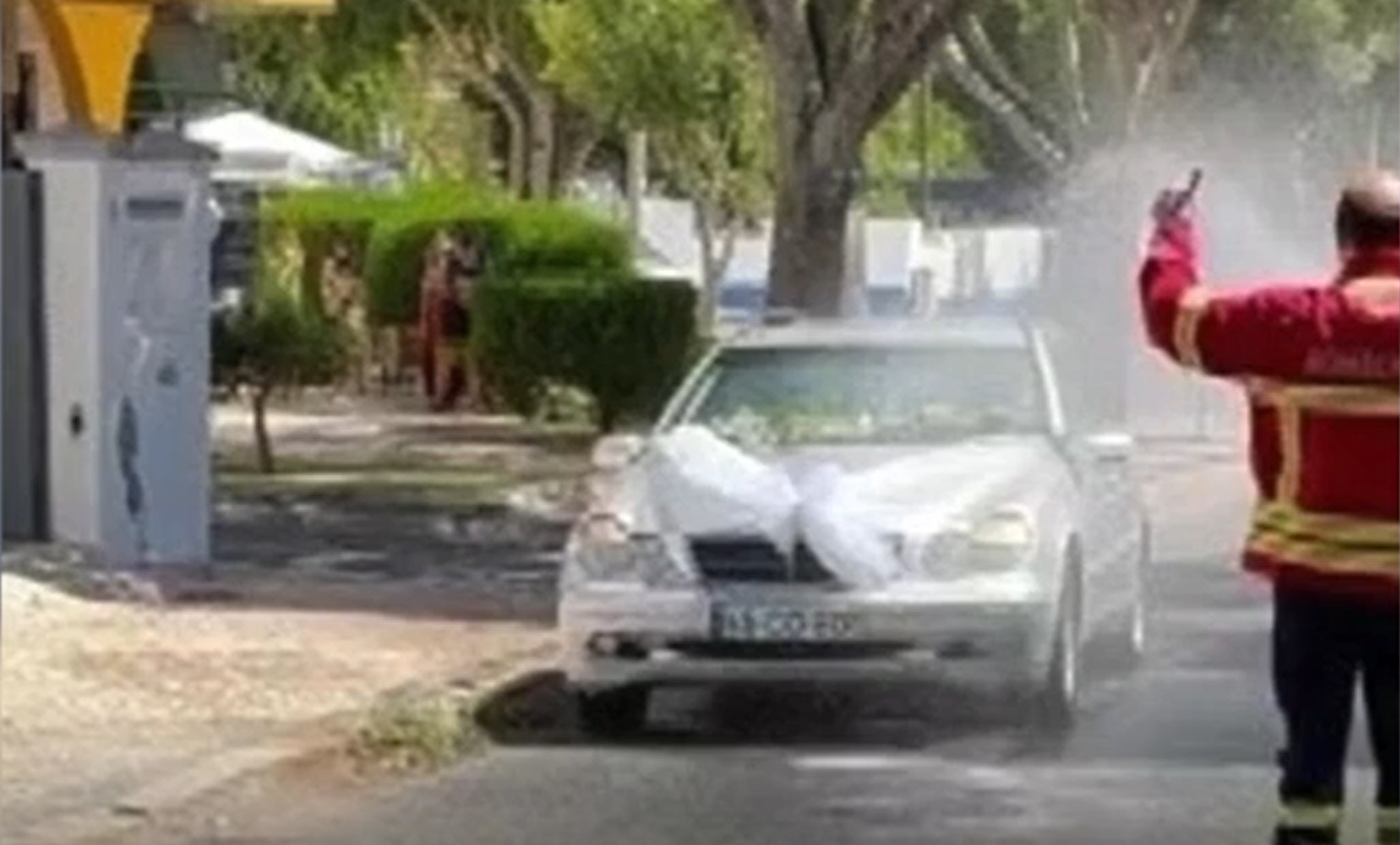 Polémica. Bombeiros de Beja gastam 300 litros de água a regar carro de noivos