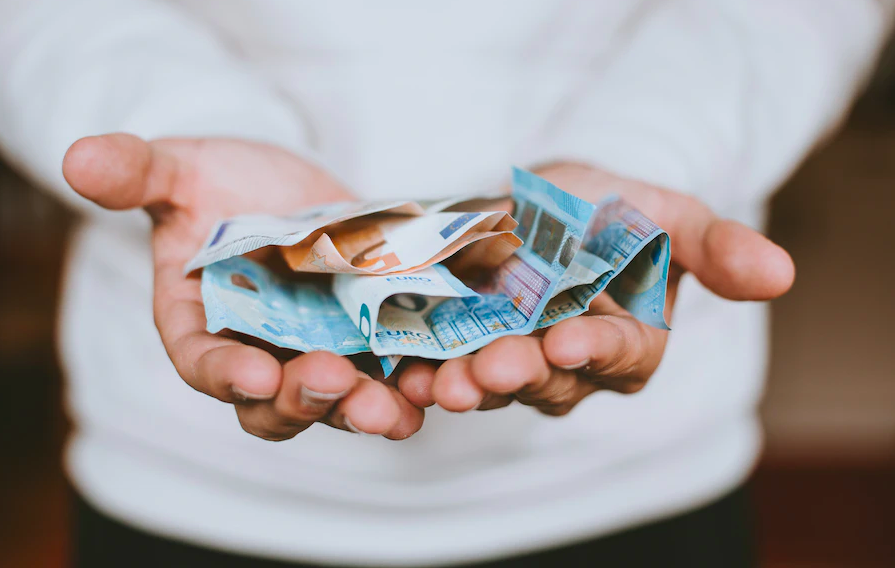 Fotocópias a 20€ e pagar por depositar moedas. Estas são as 5 coisas mais estúpidas que o seu banco lhe cobra