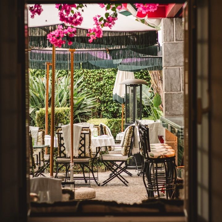 A esplanada mais encantadora (e instagramável) de Cascais tem pratos novos perfeitos para o verão