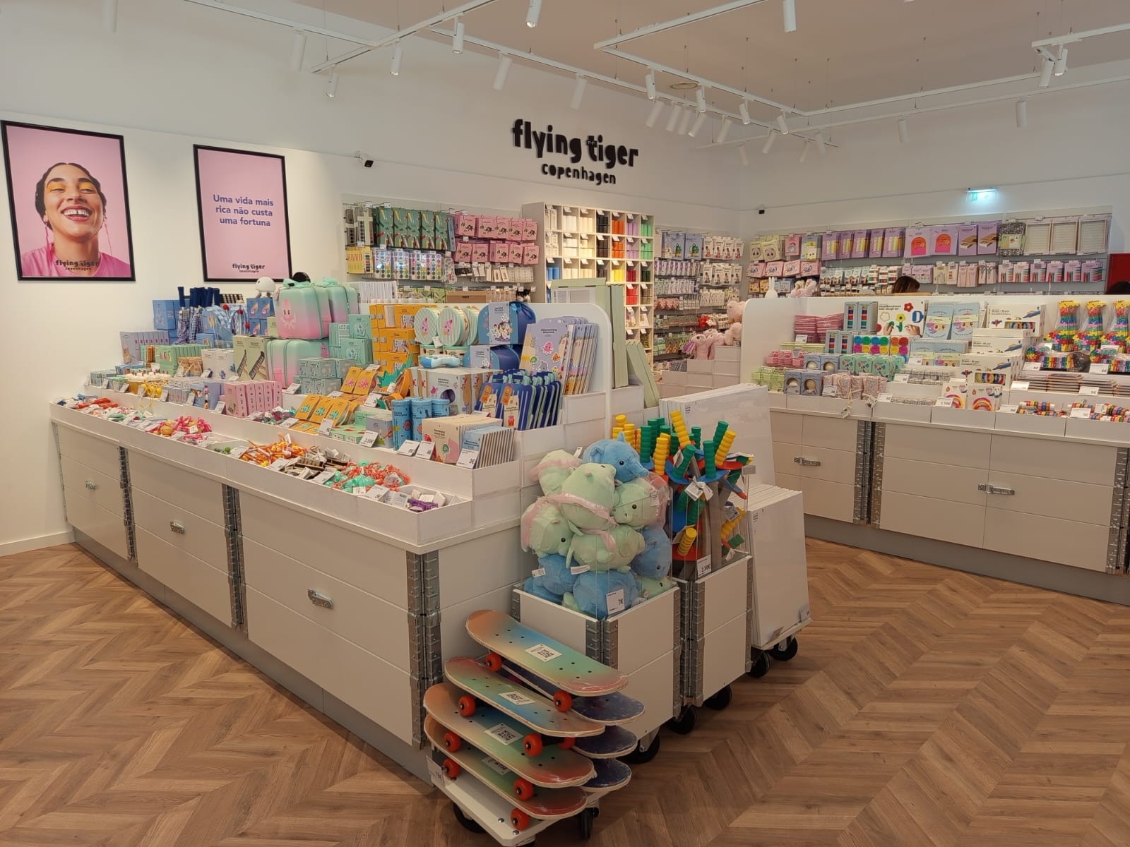 Há uma nova  Flying Tiger no Algarve com coisas giras a preços baixos. Saiba o que lá pode comprar