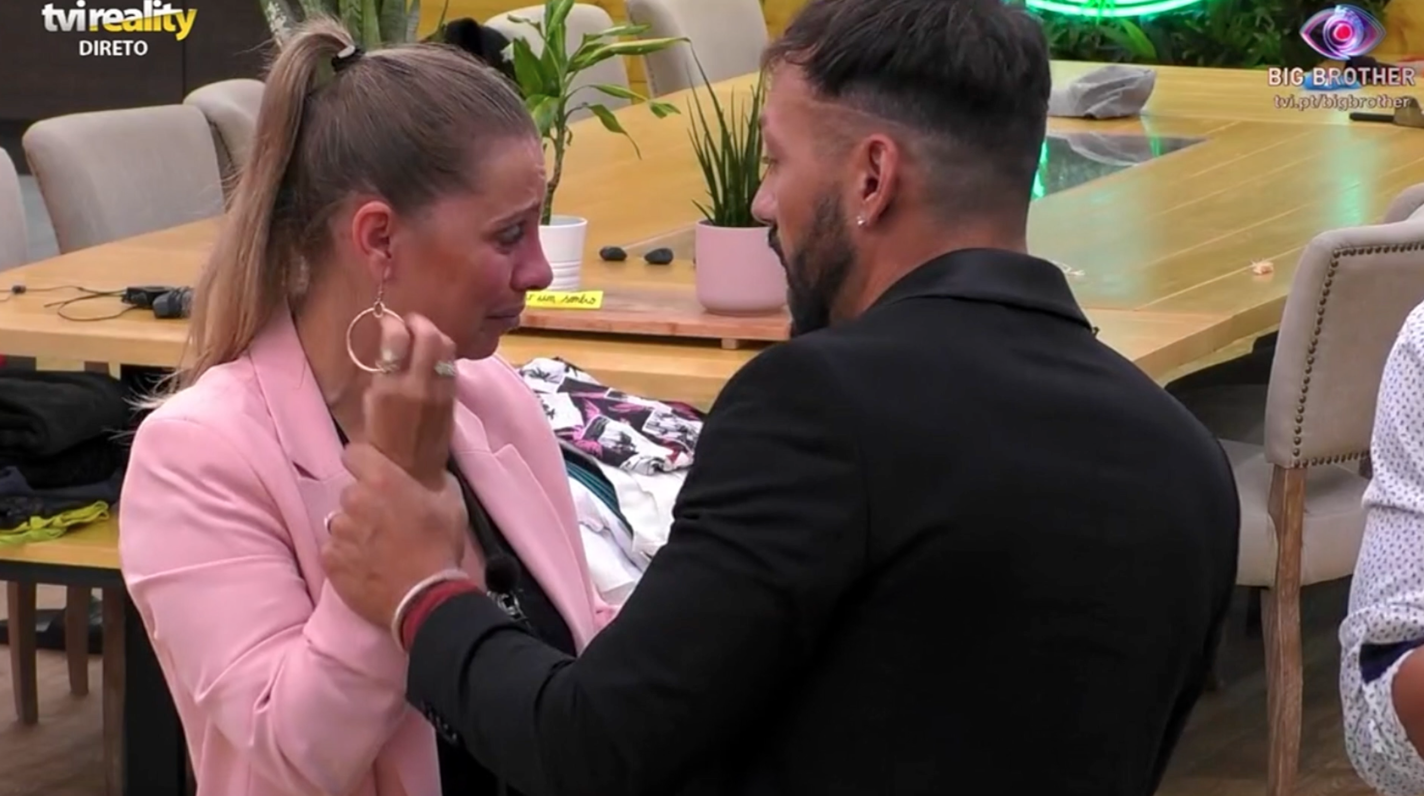 Andreia em lágrimas após colegas não concordarem com salvação. “Grande falsa!”