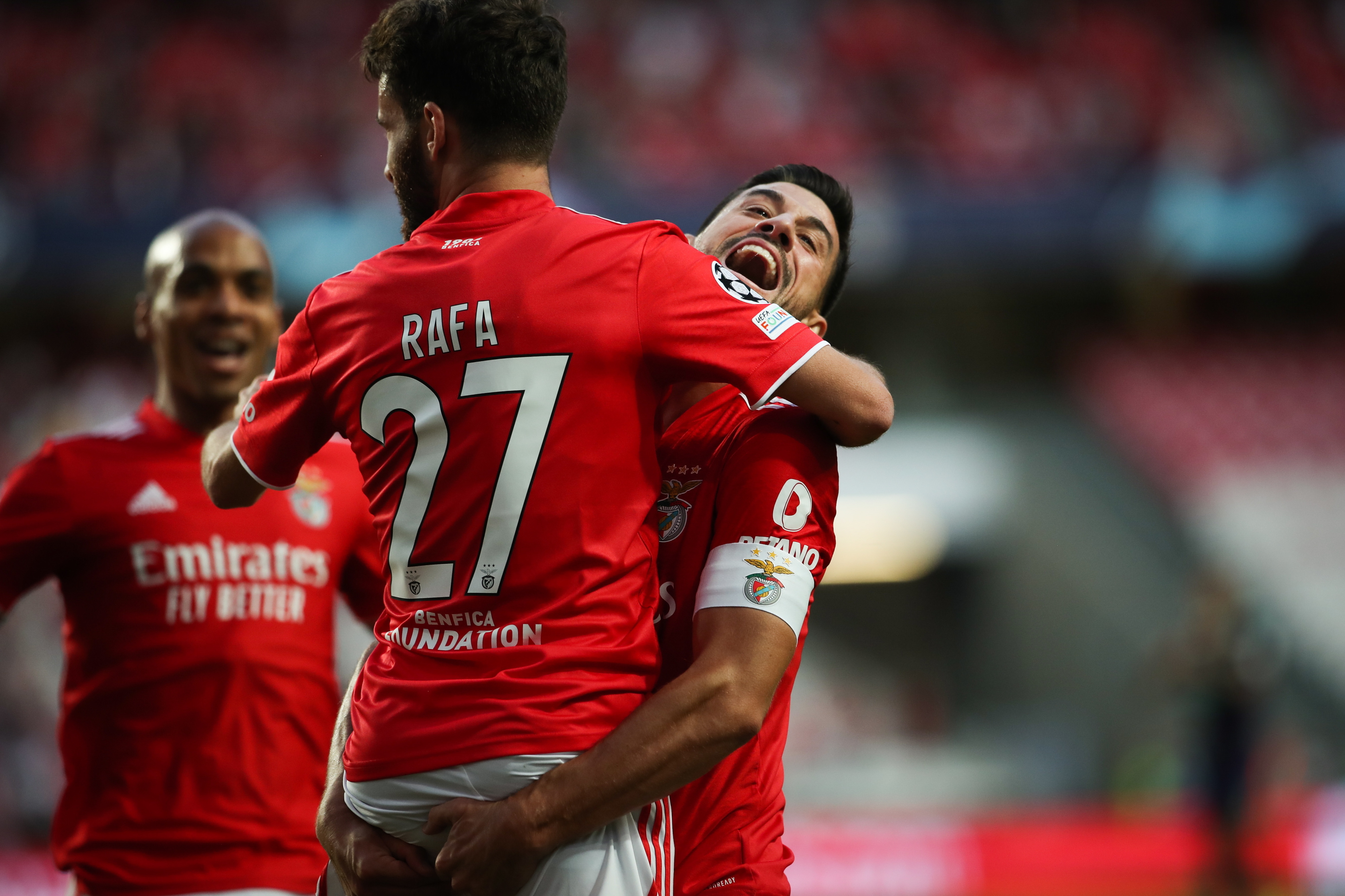 Benfica vence PSV e se aproxima da fase de grupos da Champions