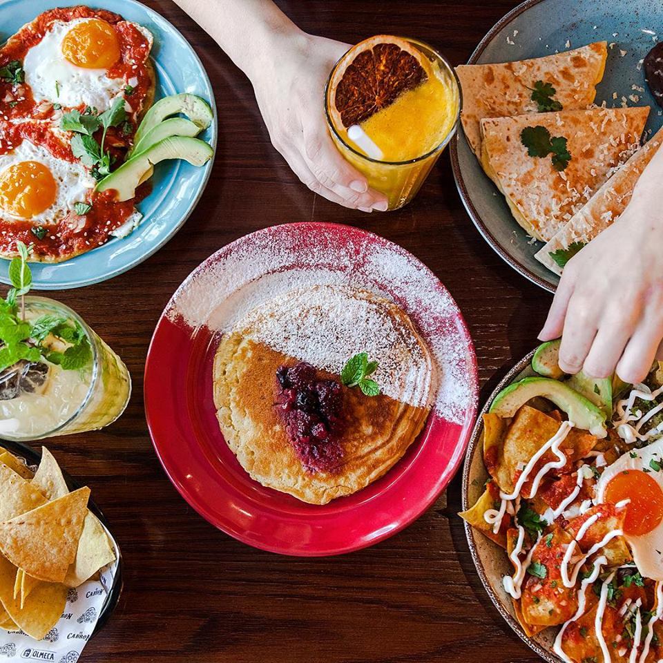 El Cabron. E que tal acordar a um domingo com ovos e enchiladas?