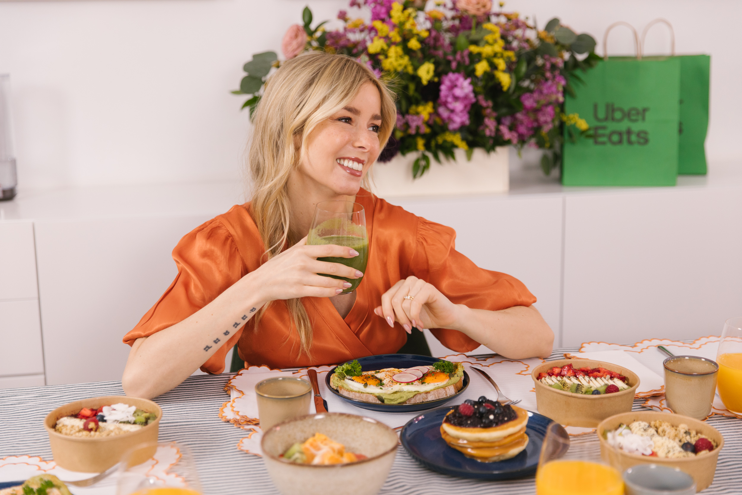 Alice Trewinnard cria menu de brunch para o Dia da Mãe (e não faltam as panquecas)