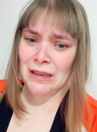 Mulher chora em choque depois de sair do cabeleireiro. “Foi o pior corte de cabelo da minha vida”