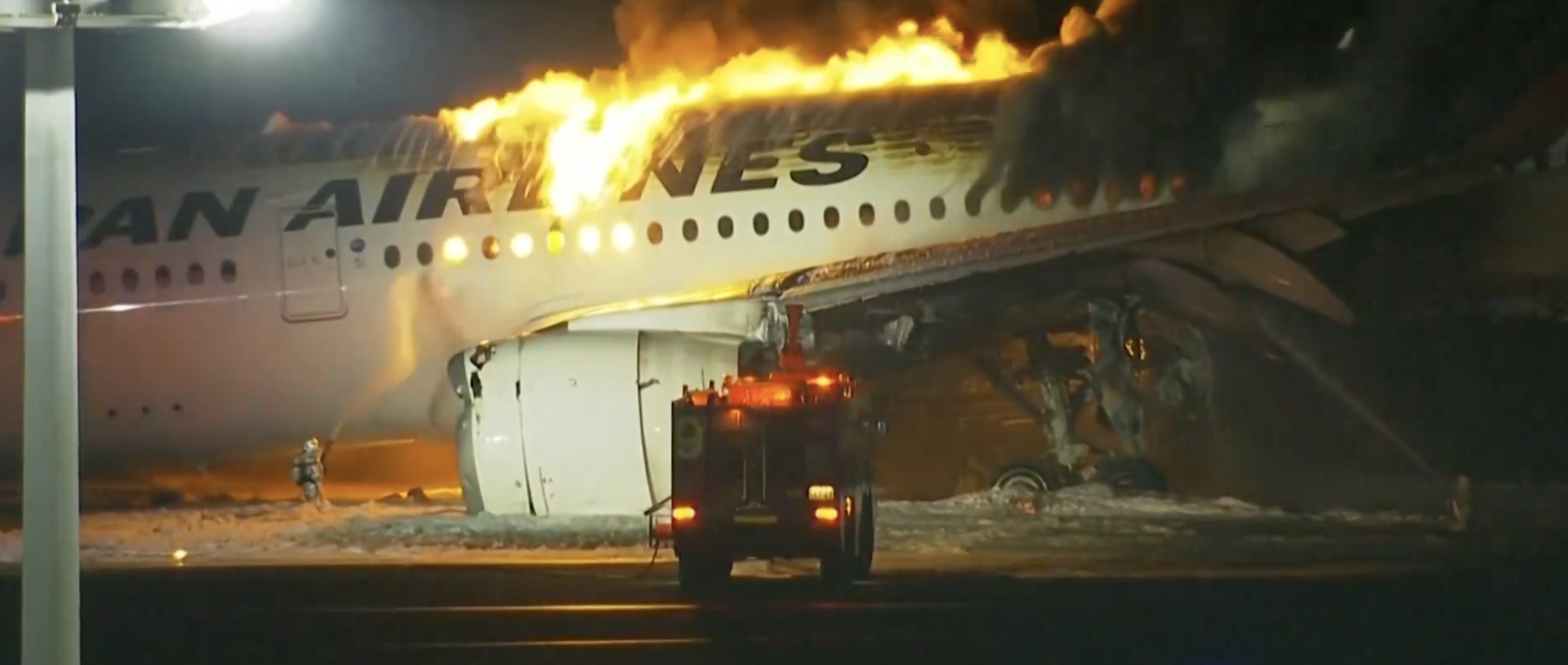 Avião com quase 400 passageiros incendeia-se em aeroporto no Japão. Em causa está uma colisão