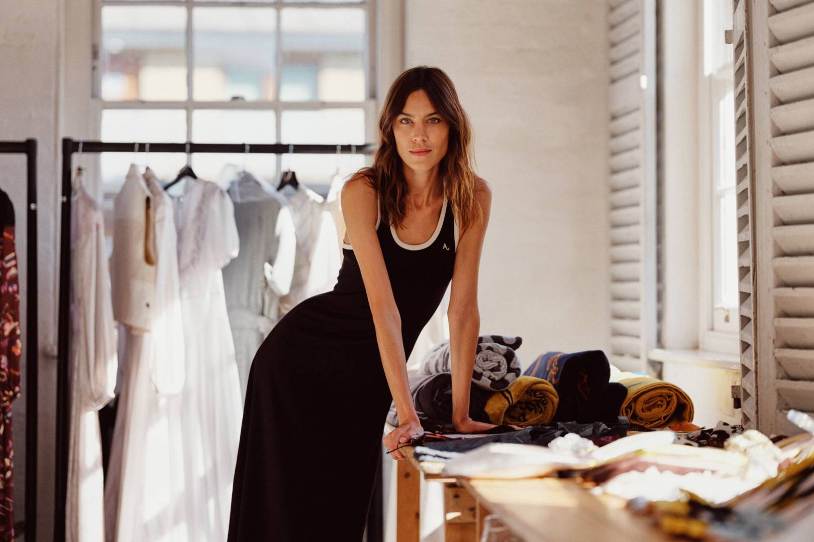 5 peças-chave de Alexa Chung que funcionam em looks casuais e profissionais