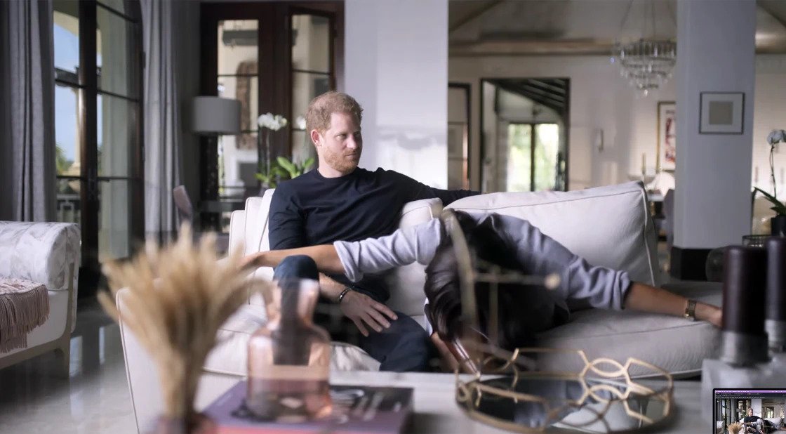 Meghan arrasada por ter gozado com a vénia que fez à rainha quando a conheceu. “Falta de respeito”