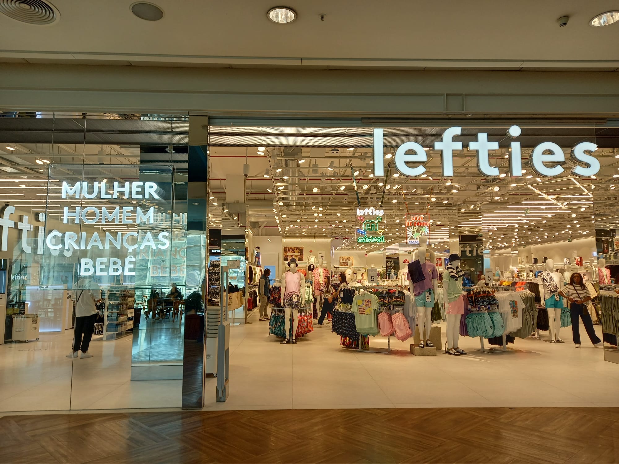 Dois pisos, uma fonte e uma zona de jogos. A Lefties do Strada Outlet foi renovada e é a maior do País. Saiba tudo