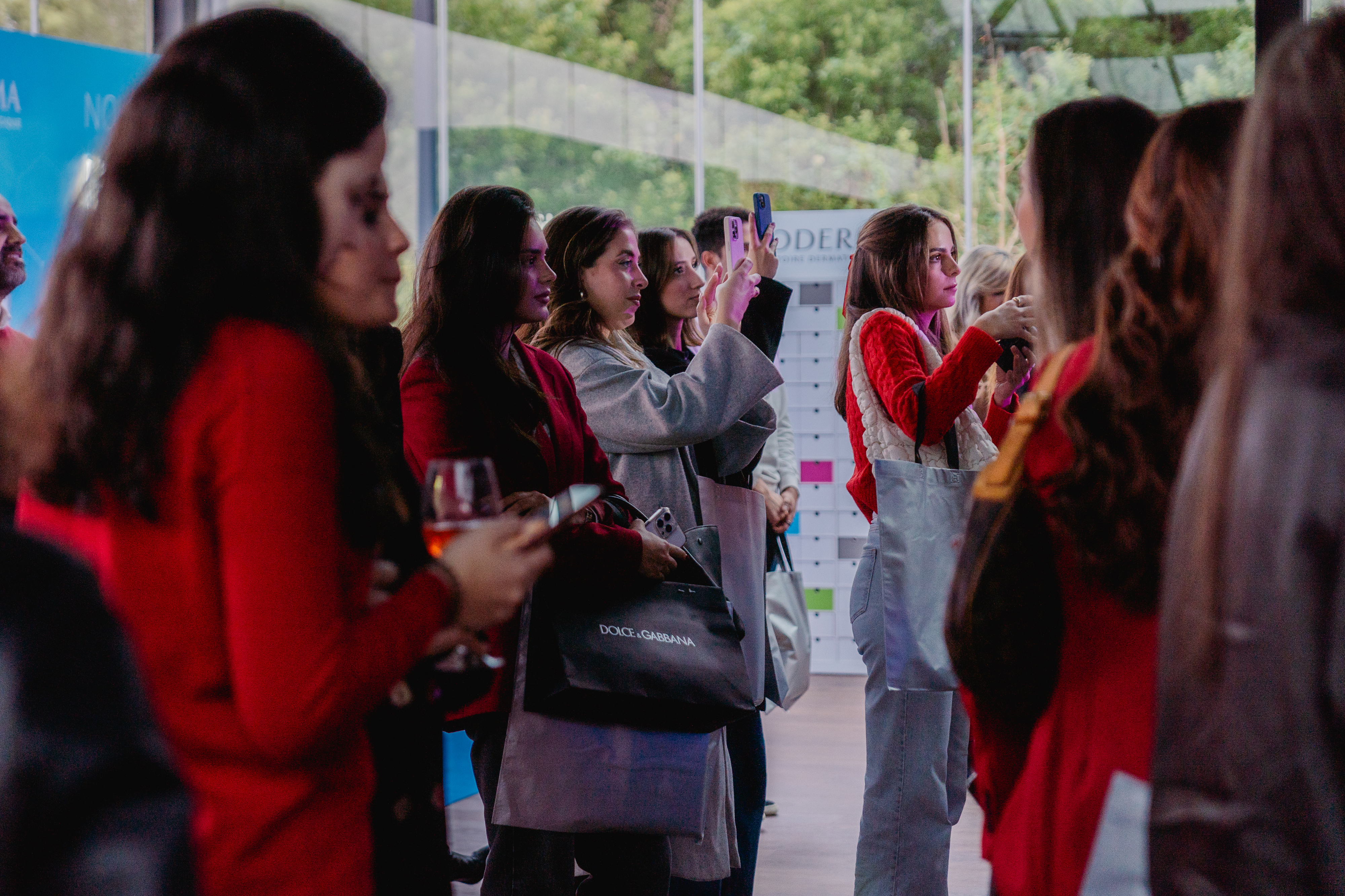 Tem mesmo de experimentar o novíssimo sérum anti-aging que já conquistou a Helena Coelho