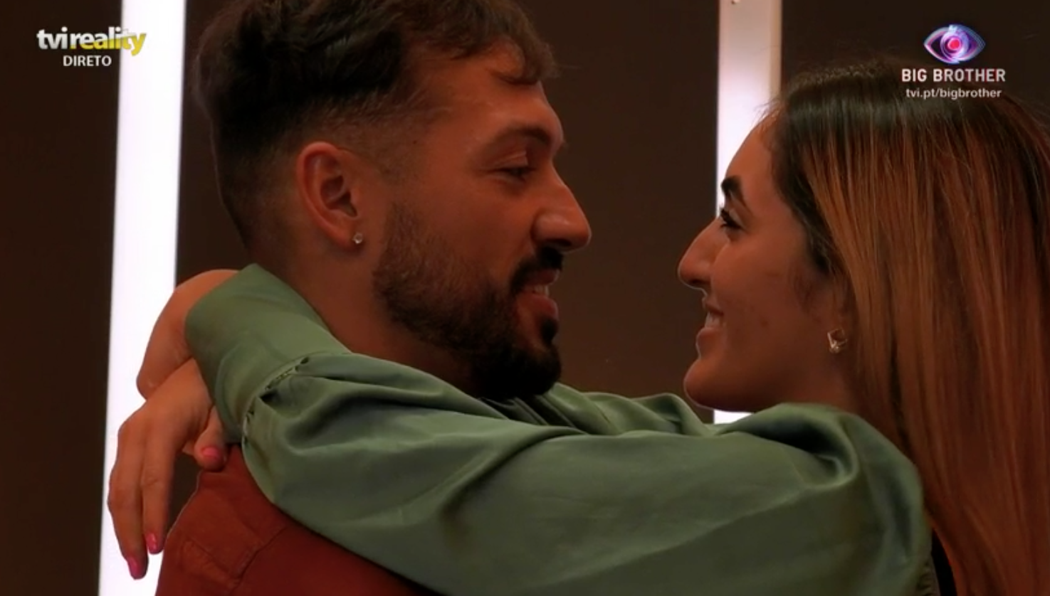 André Abrantes surpreende Zena com jantar romântico e pedido de namoro