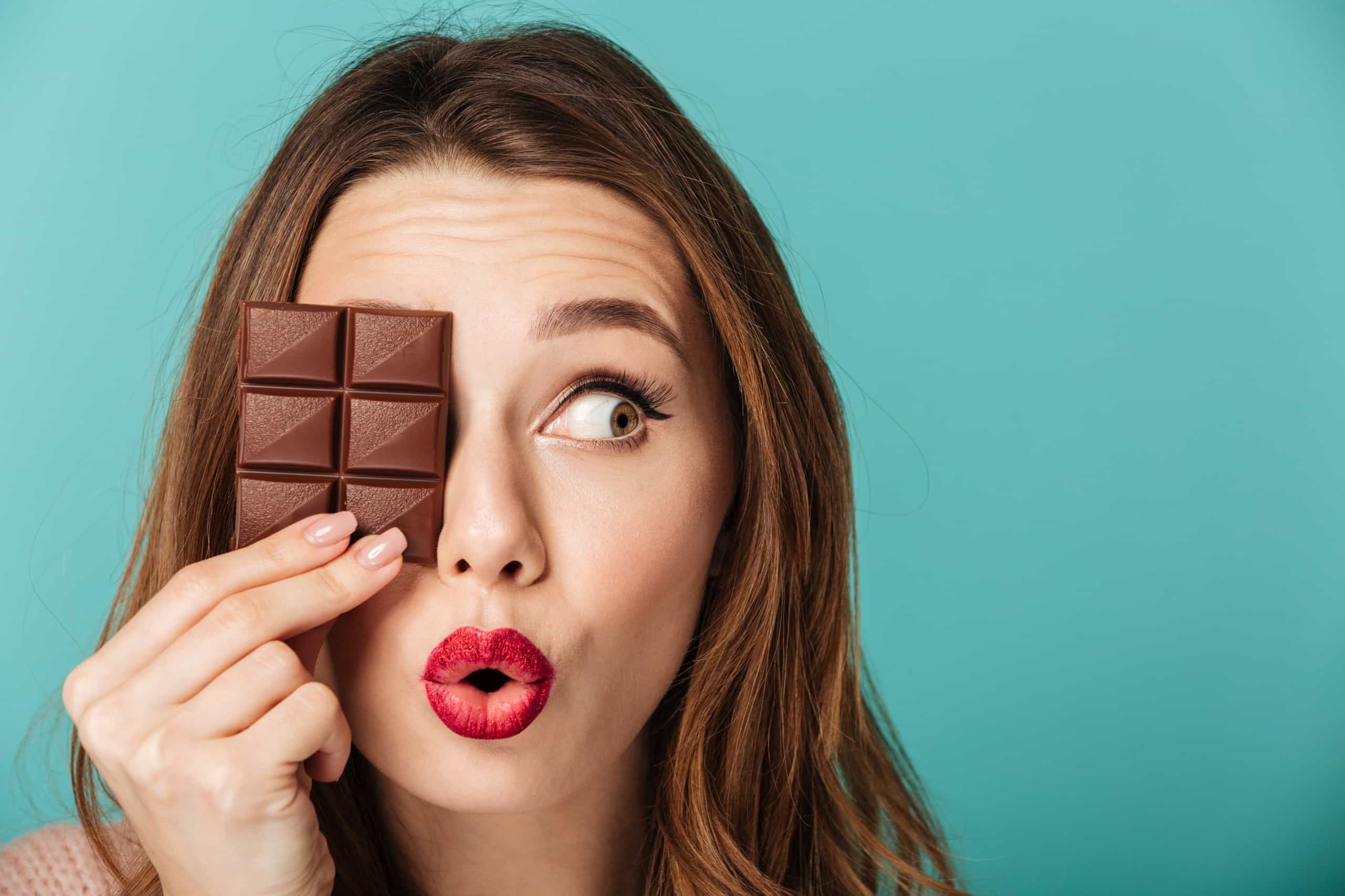 Видео с шоколадкой. Девушка в шоколаде. Девушка с шоколадкой. Женщина ест шоколад. Девушка ест шоколадку.