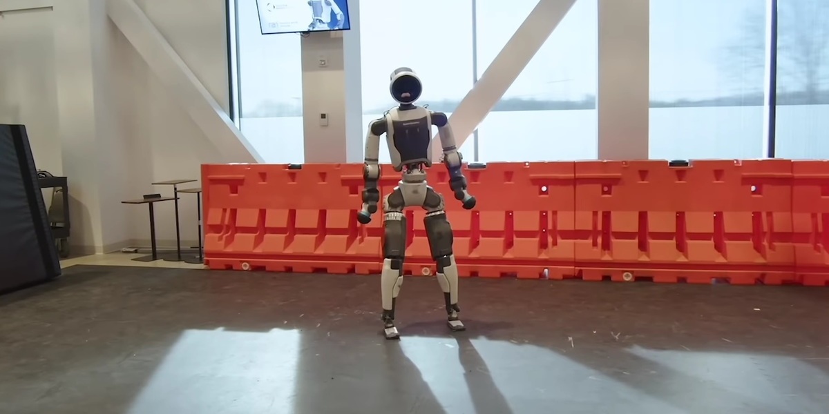 Robot Atlas da Boston Dynamics corre, dança e até faz a roda. Cada vez com mais perícia