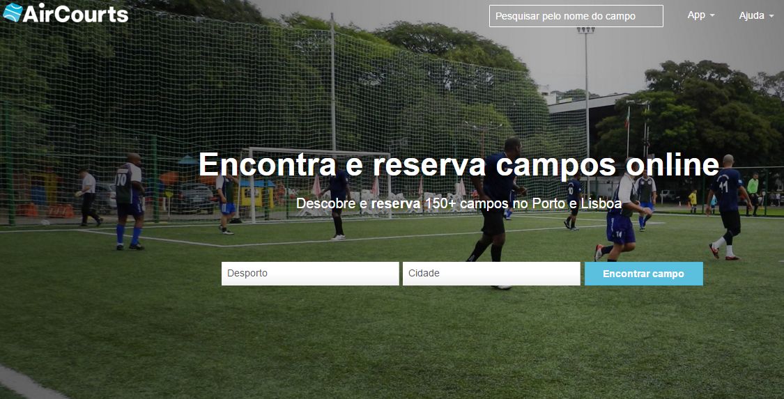 Duques de Cambridge Vs. Duques de Sussex. Diferenças e semelhanças na apresentação do bebé real