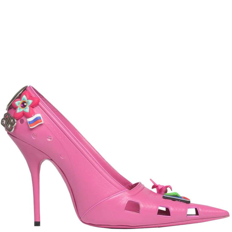 Balenciaga lança stilettos inspirados nas Crocs